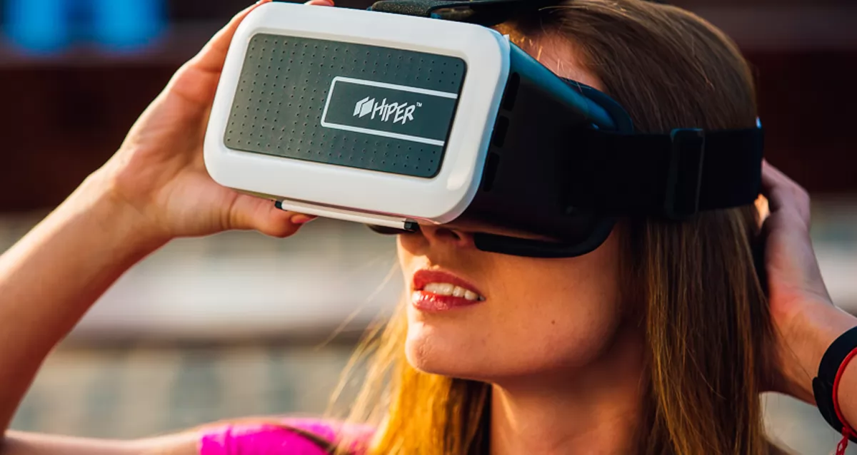 Виртуальные очки hiper. Очки виртуальной реальности Hiper VR VRW, черный. Модель с VR очками. VR очки Hiper QR код. QR код на очки VR Hiper VRW.