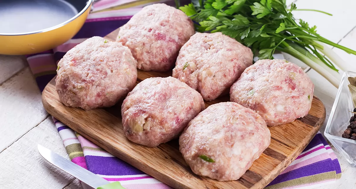 Полуфабрикаты из котлетной массы. Фото крахмал для котлет. Можно ли добавлять крахмал в котлеты. Рубленные котлеты из куриной грудки с крахмалом и майонезом. Можно ли добавлять крахмал в котлеты.